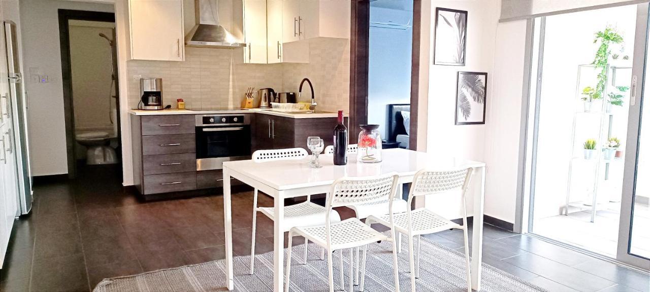 Dezo Luxury Town Apartment Larnaka Exterior foto