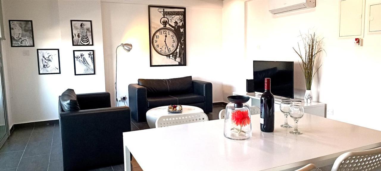 Dezo Luxury Town Apartment Larnaka Exterior foto